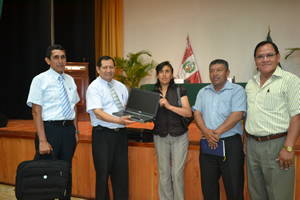 ENTREGA DE LAPTOSPS. Dr. Abel Mejía, rector de la UNALM, acompañado del Vicerrector Administrativo, Ing. Efraín Malpartoda y el Vicerrector Académico, Dr. Jorge Aliaga.