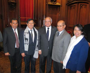 Dr. Abel Mejía, Dr. Marianao Echevarría y Dr. Gustavo Gutiérrez, en la sede del Palacio Municipal de Bruselas, junto al Embajador de la República Dominicana y la Dra. Ana María Hinostroza, molinera residente en Bélgica.